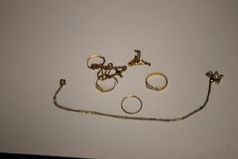 A QUANTITY OF YELLOW METAL AND GOLD JEWELRY TO INCLUDE A 22 CT WEDDING BAND