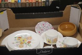 A TRAY OF CERAMICS TO INCLUDE WEDGEWOOD SUMMER BOUQUET (TRAY NOT INCLUDED)