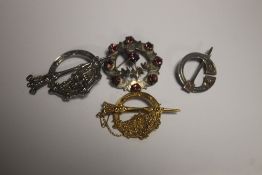 A COLLECTION OF SCOTTISH INTEREST BROACHES TO INCLUDE A 9 CT GOLD EXAMPLE