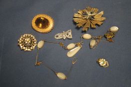 A BAG OF COSTUME JEWELRY TO INCLUDE BROACHES