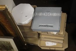 A QUANTITY OF ASSORTED PICTURE PLATES TO INCLUDE WEDGEWOOD