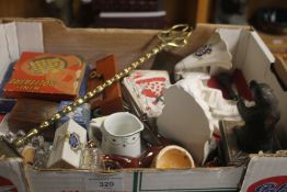 A BOX OF COLLECTABLES TO INCLUDE A TOASTING FORK, ETC