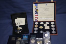 A COLLECTION OF MODERN COMMEMORATIVE COINS AND MEDALS TO INCLUDE FAMOUS US REPLICA COINS A POLSH