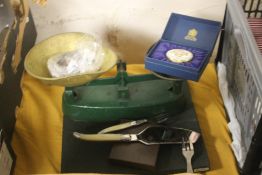 A TRAY OF COLLECTABLES TO INCLUDE HALCYON DAYS ENAMEL BOX ETC (TRAYS NOT INCLUDED)