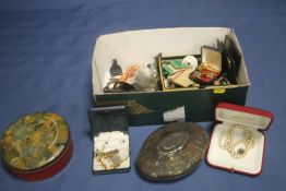 A BOX OF COLLECTABLES TO INCLUDE TINS, COSTUME JEWELRY ETC