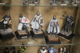FIVE GILLES ODERINGO FIGURES OF MEDIEVAL KNIGHTS
