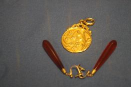 A YELLOW METAL PENDANT WITH FLORAL DECORATION AND A PAIR OF HARDSTONE DROP EARINGS