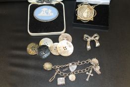 A HALLMARKED SILVER CHARM BRACELET AND CHARMS TOGETHER WITH A SMALL SELECTION OF JEWELLERY TO INC