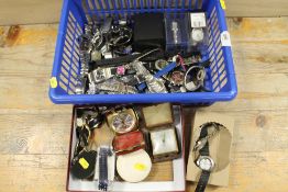 A TRAY OF ASSORTED WRISTWATCHES, TRAVEL CLOCKS ETC