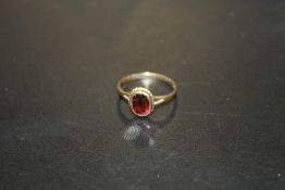 A HALLMARKED 9CT GOLD GARNET SET DRESS RING, APPROX 1.3 G, RING SIZE L