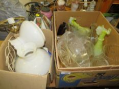 A QUANTITY OF LAMPS TO INCLUDE A TIFFANY STYLE EXAMPLE, TOGETHER WITH A TRAY OF GLASSWARE TO INCLUDE