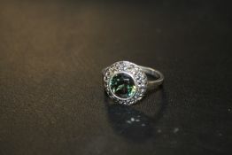 A SILVER & MARCASITE GEMSET RING STAMPED 925 WITH CENTRAL GREEN STONE, APPROX 4 G, RING SIZE R