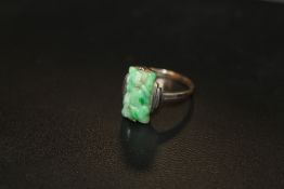 A 9CT GOLD AND SILVER JADE SET RING, RING SIZE M