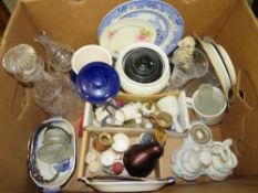 A TRAY OF ASSORTED METALWARE TO INCLUDE VINTAGE COPPER PANS, SILVER PLATED TEAPOT ETC. TOGETHER WITH