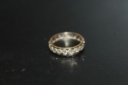 A 9CT GOLD ETERNITY RING, APPROX 2.7 G, APPROX RING SIZE N