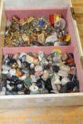 A COLLECTION OF VINTAGE HARDSTONE / SEMI-PRECIOUS SET JEWELLERY TOGETHER WITH A SELECTION OF LOOSE