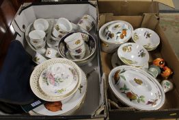 TWO TRAYS OF ROYAL WORCESTER EVESHAM DINNERWARE ETC.