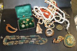 A COLLECTION OF VINTAGE COSTUME JEWELLERY ITEMS TO INCLUDE A CORAL NECKLACE, ORIENTAL STYLE NECKLACE