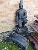 A CONCRETE BLACK ORIENTAL KNEELING WARRIOR ON PLINTH - H 104 CM WITH A BRIDGE
