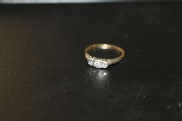 AN 18CT GOLD AND PLATINUM THREE STONE ILLUSION SET DIAMOND RING , APPROX 2 G, RING SIZE N