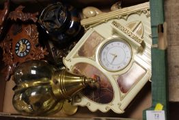A TRAY OF COLLECTABLES TO INCLUDE CUCKOO CLOCKS