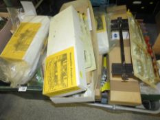 A LARGE QUANTITY OF 0 GAUGE AND OTHER MODEL RAILWAY ACCESSORIES AND PARTS TO INCLUDE TENMILLE