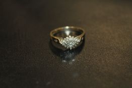A 9CT GOLD DIAMOND CLUSTER RING, APPROX 2.6 G