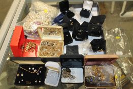A COLLECTION OF VINTAGE AND MODERN COSTUME JEWELLERY ITEMS TO INCLUDE EARRINGS, BEAD NECKLACES ETC