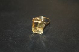 A 9CT GOLD DRESS RING SET WITH LARGE CITRINE STYLE STONE, APPROX 6.9 G, RING SIZE P
