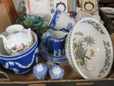 A TRAY OF ASSORTED CERAMICS TO INCLUDE WEDGWOOD JASPERWARE, PORTMEIRION FRUIT BOWL, SPODE ITALIAN