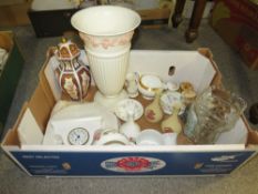 A TRAY OF ASSORTED CERAMICS TO INCLUDE YELLOW AND ORANGE WEDGWOOD JASPERWARE BUD VASES, WEDGWOOD
