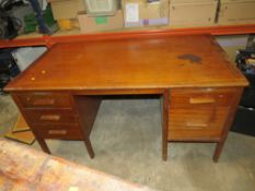 A MAHOGANY OFFICE DESK, W 138 CM, D 77 CM