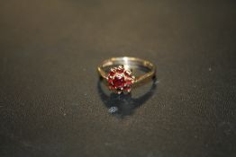 A HALLMARKED 9CT GOLD GARNET SET DRESS RING, APPROX 2.5 G, RING SIZE P