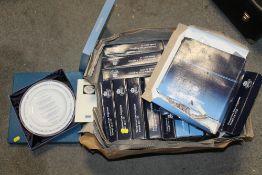 A QUANTITY OF BOXED AYNSLEY COLLECTORS PLATES, TOGETHER WITH WEDGWOOD AND ROYAL WORCESTER EXAMPLES