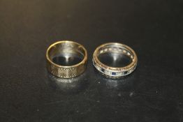 A HALLMARKED 18CT GOLD WEDDING BAND, APPROX 4.9 G, TOGETHER WITH A HALLMARKED 9CT TWO COLOUR GOLD