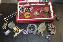 A COLLECTION OF VINTAGE MILITARY & CAP BADGES, COINS, COSTUME JEWELLERY ITEMS ETC