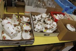 A LARGE QUANTITY OF ROYAL ALBERT OLD COUNTRY ROSES CHINA TO INCLUDE A ROYAL DOULTON COUNTRY ROSE