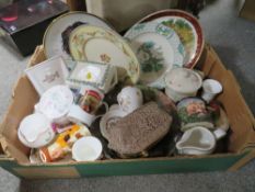 A TRAY OF ASSORTED CERAMICS TO INCLUDE A WEDGWOOD QUEENSWARE TRINKET POT, TOGETHER WITH A SMALL