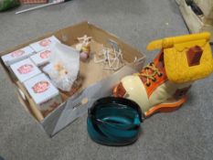 A TRAY OF BOXED PIGGIN FIGURES, VINTAGE TETLEY TEA TOY, STUDIO GLASS PURSE VASE