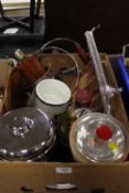 A TRAY OF ASSORTED METALWARE ETC TO INC A BOTTLE COASTER, HIP FLASK ETC
