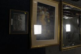 A LARGE GILT FRAMED BEVEL EDGED MIRROR - H 86 CM, W 101.5 CM TOGETHER WITH A LOWRY PRINT & A JULES G