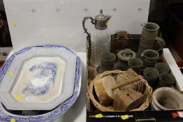 A TRAY OF A STUDIO POTTERY AND TREEN ITEMS ETC TO INCLUDE A PART TEA / COFFEE SET ETC TOGETHER