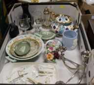 A TRAY OF ASSORTED OF CERAMICS ETC TO INC AN INDIAN TREE COMPORT, TWO ITEMS OF WEDGWOOD