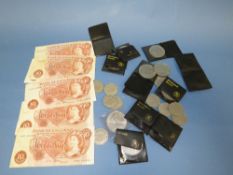 A COLLECTION OF ASSORTED COINAGE TO INCLUDE 50P COINS AND A SELECTION OF ENGLISH BANK NOTES