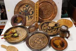 A BOX OF TREEN ITEMS TO INCLUDE DECORATIVE TRAYS ETC