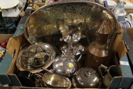 A TRAY OF ASSORTED METALWARE TO INCLUDE A TEA POT, COFFEE POT, SAUCE BOATS, EASTERN STYLE COPPER