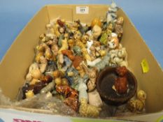 A TRAY OF ASSORTED WADE WHIMSIES TO INC TOM & JERRY ETC (APPROX 75)
