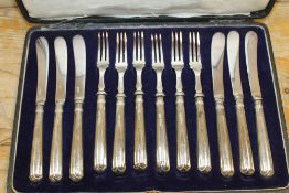 A SET OF HALLMARKED SILVER HANDLED CAKE KNIVES & FORKS IN PRESENTATION BOX