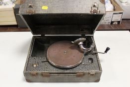 A VINTAGE 'THE DECCA' RECORD PLAYER