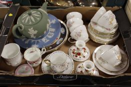 A TRAY OF ASSORTED CHINA AND CERAMICS TO INCLUDE A WEDGWOOD GREEN JASPER TEAPOT , BLUE JASPERWARE